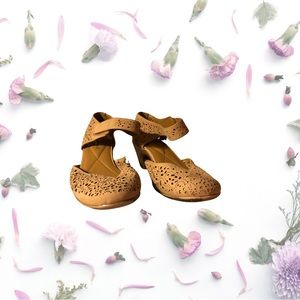 Kitten heels with a vintage feel!